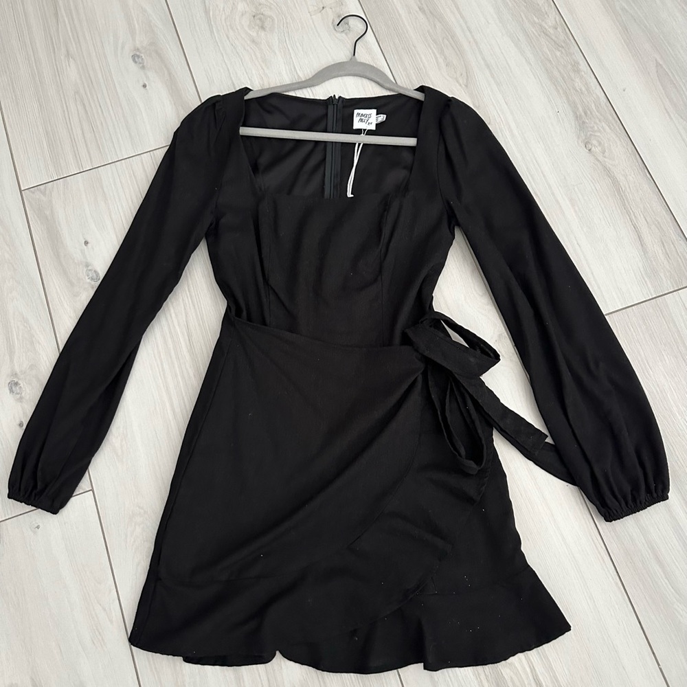 Black long sleeve dress for princess Polly is a size 8 was worn once